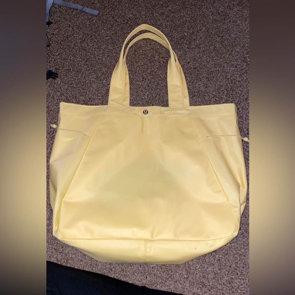 LULULEMON TOTE BAG, yellow, perfect condition, only used a couple time! Cinching